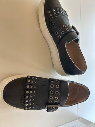 Zapatos negros con flecos y tachuelas