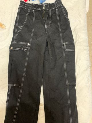 Pantalones cargo negros con costuras blancas