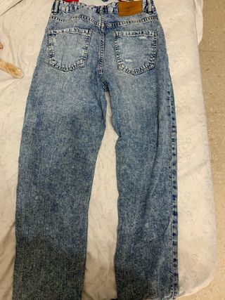 Pantalones cargo negros con costuras blancas