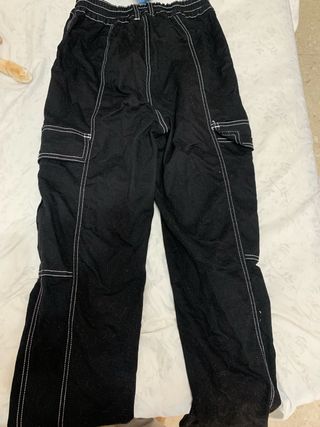 Pantalones cargo negros con costuras blancas