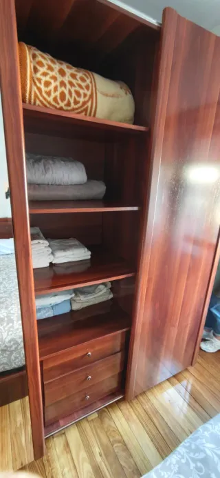 Armario ropero de madera con puertas de cristal