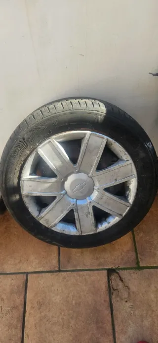 Rueda de coche con llanta 195.55.15