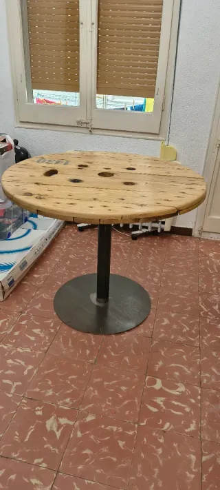 Mesa madera maciza con base de hierro