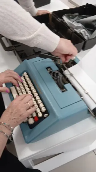 Máquina de escribir Olivetti azul
