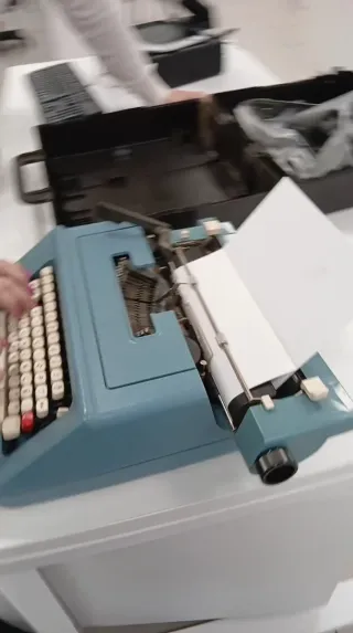 Máquina de escribir Olivetti azul