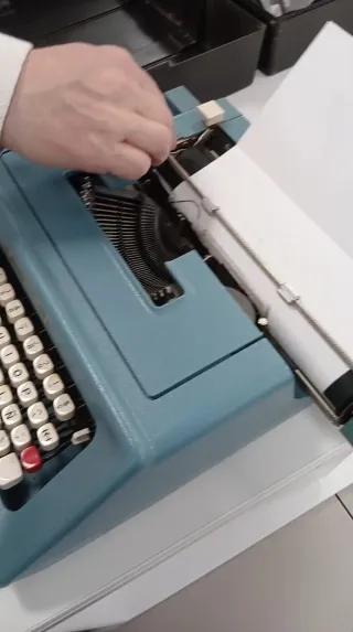 Máquina de escribir Olivetti azul