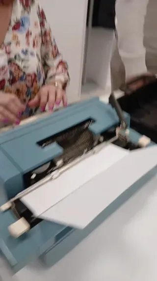 Máquina de escribir Olivetti azul