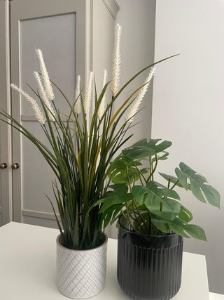 Plantas artificiales con maceteros