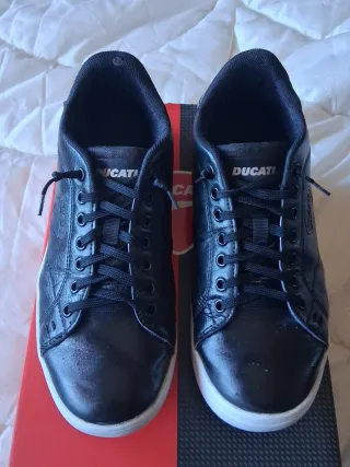 Scarpe Ducati nere con lacci