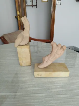 Pareja figuras con firma