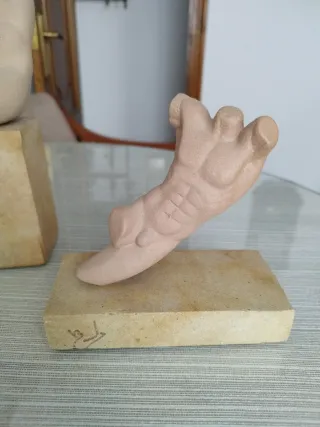 Pareja figuras con firma