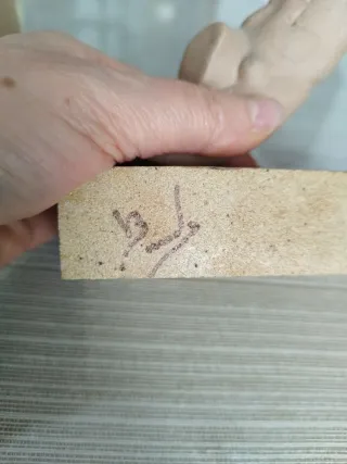 Pareja figuras con firma