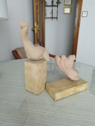 Pareja figuras con firma