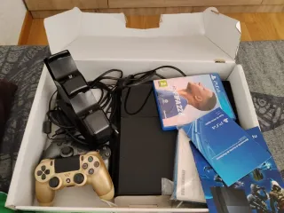 Consola PS4 Gold + FIFA 22 + Accesorios