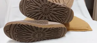 Stivali Ugg in maglia beige con bottoni