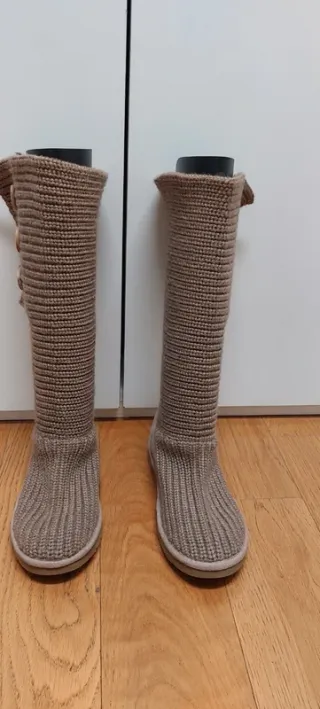 Stivali Ugg in maglia beige con bottoni