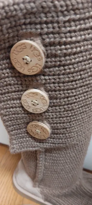 Stivali Ugg in maglia beige con bottoni