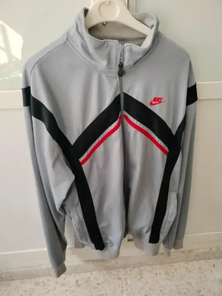 Chaqueta deportiva Nike gris y roja