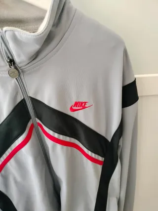 Chaqueta deportiva Nike gris y roja