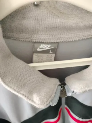 Chaqueta deportiva Nike gris y roja