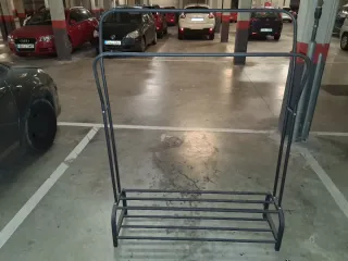 Porta abiti in metallo nero