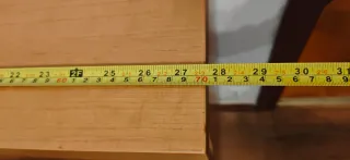 Cómoda de madera con tiradores plateados