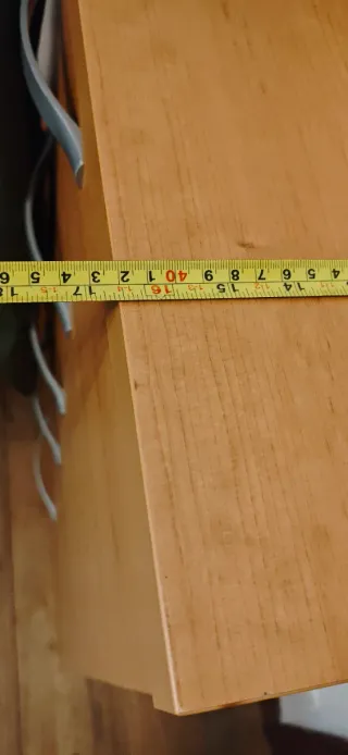 Cómoda de madera con tiradores plateados