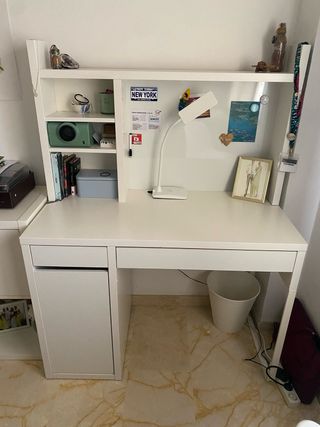 Escritorio blanco con estantería y silla