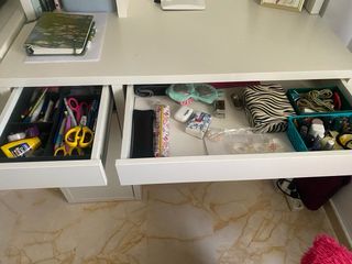 Escritorio blanco con estantería y silla