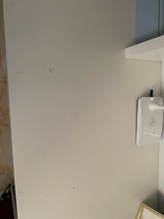 Escritorio blanco con estantería y silla