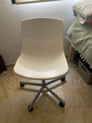 Escritorio blanco con estantería y silla