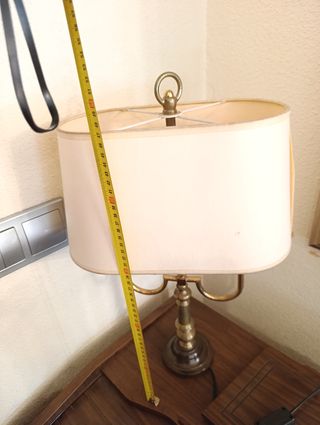 Lámpara de mesa dorada y beige