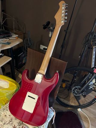 Guitarra Eléctrica Roja and one string was broken.