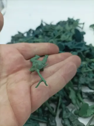 Set di 130 soldatini in plastica verde per diorami