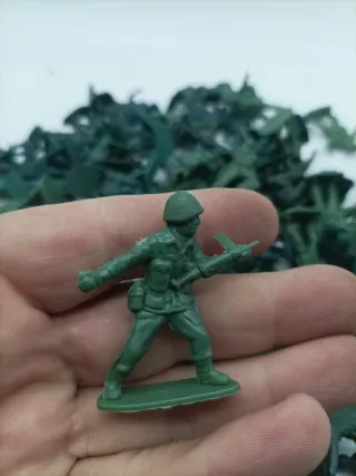 Set di 130 soldatini in plastica verde per diorami