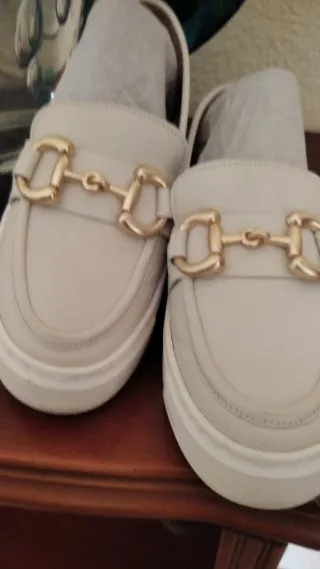 Mocasines Carmela crema con Detalle Dorado