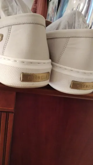 Mocasines Carmela crema con Detalle Dorado