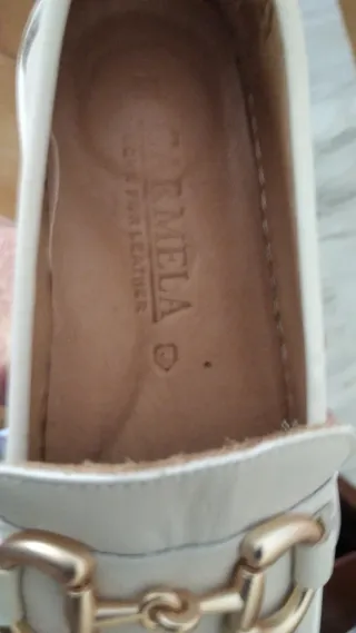 Mocasines Carmela crema con Detalle Dorado