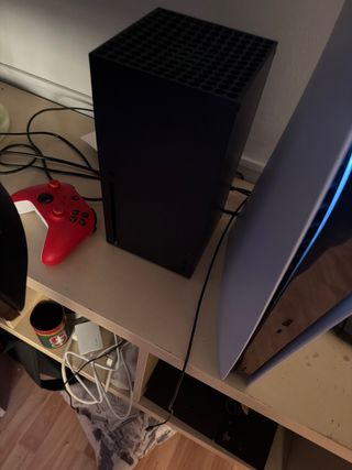 Xbox Series X sin caja, mando rojo y cables