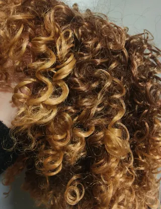 Peluca rizada castaña y rubia