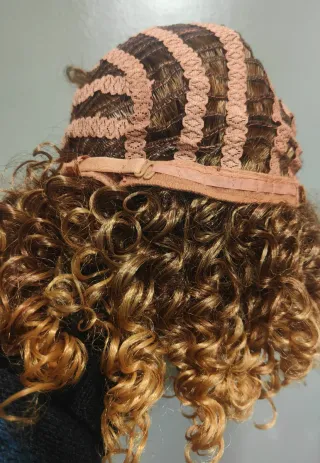 Peluca rizada castaña y rubia