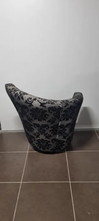 Poltrona giratória com estampa floral