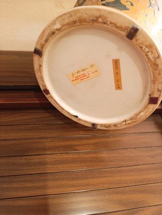 Jarrón de porcelana dorado y verde