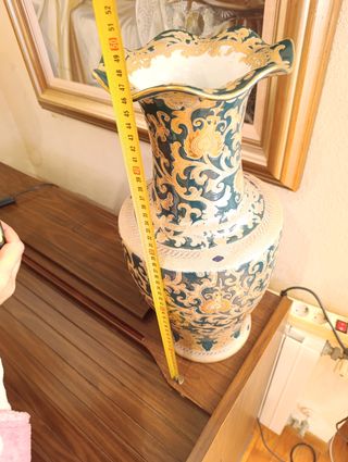 Jarrón de porcelana dorado y verde