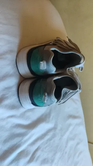 Zapatillas deportivas grises y verdes