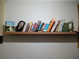 Estantería de madera flotante