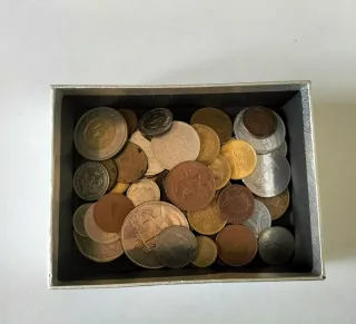 Scatola con 50 monete