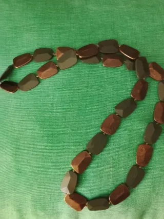 Collar de cuentas marrón y gris