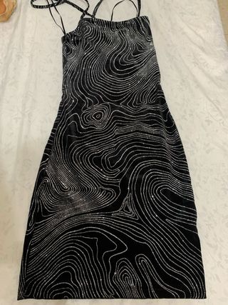 Vestido Bershka floral negro y rosa