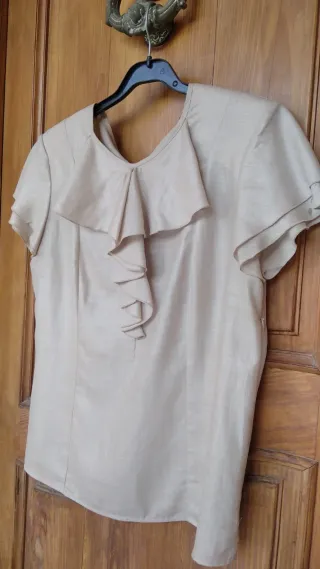 Blusa beige con volantes